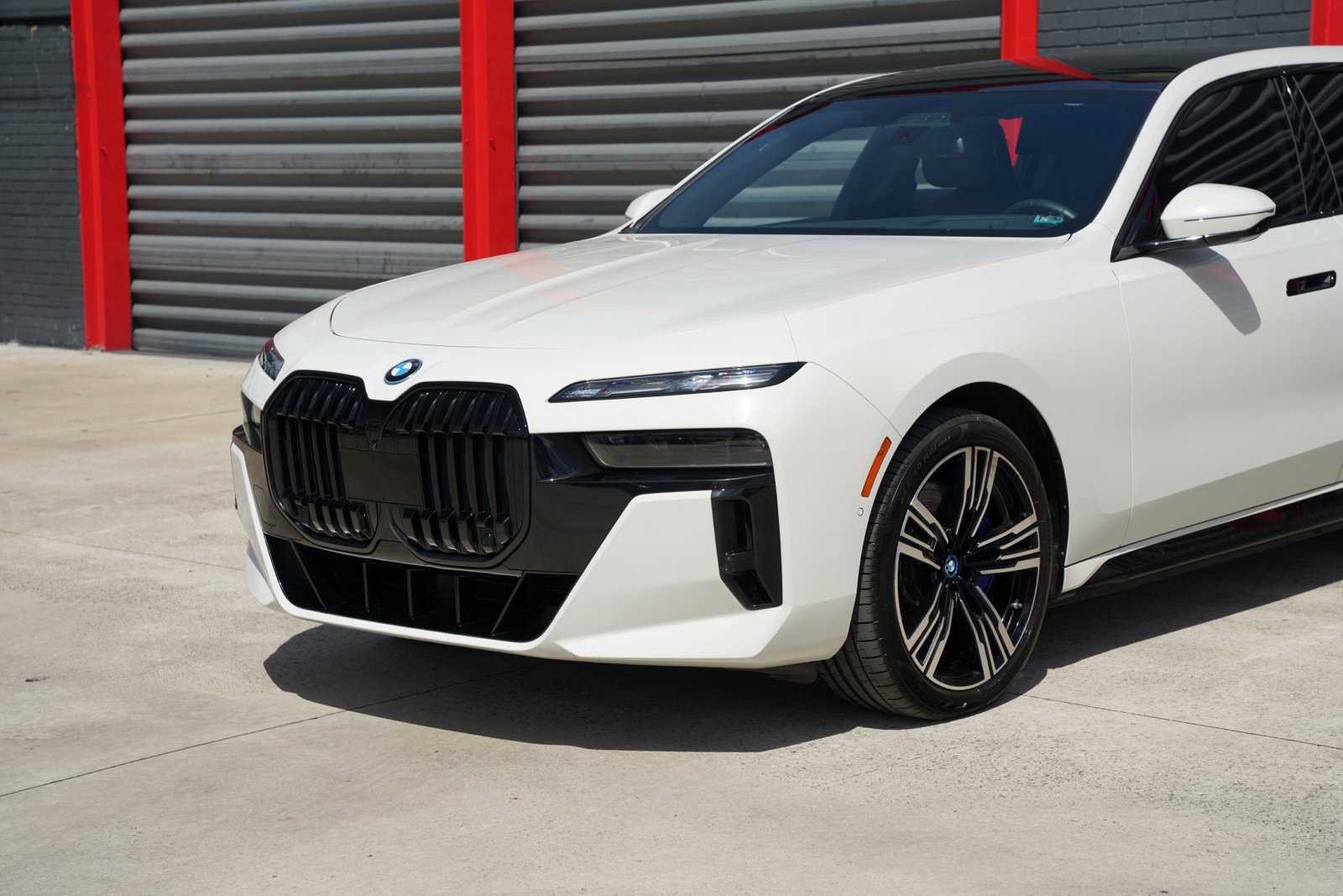 Used 2023 BMW i7 xDrive60 AWD/4WD image 3