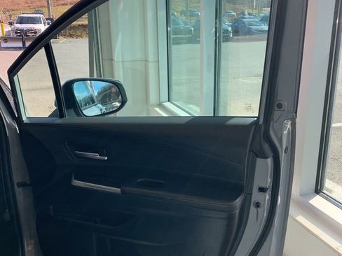 Used 2025 Toyota Sienna XLE Woodland Edition image 21