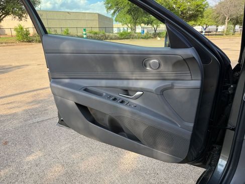 Used 2025 Hyundai Elantra SEL image 18