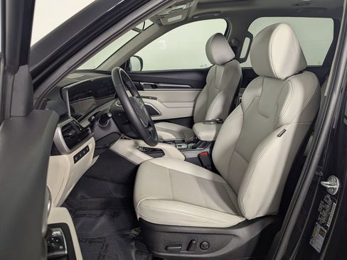 Used 2025 Kia Telluride S FWD image 12
