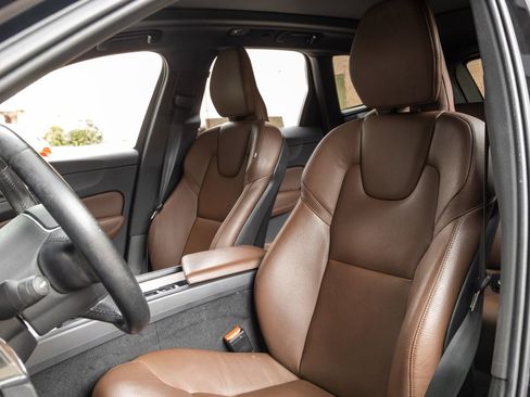 Used 2021 Volvo XC60 T5 Momentum w/ Premium Package FWD image 5