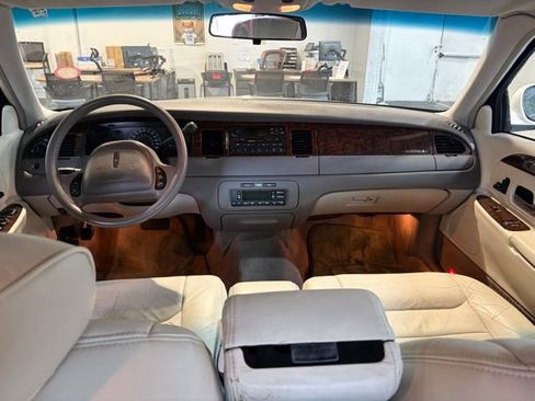 Used 2000 Lincoln Town Car Executive RWD image 3