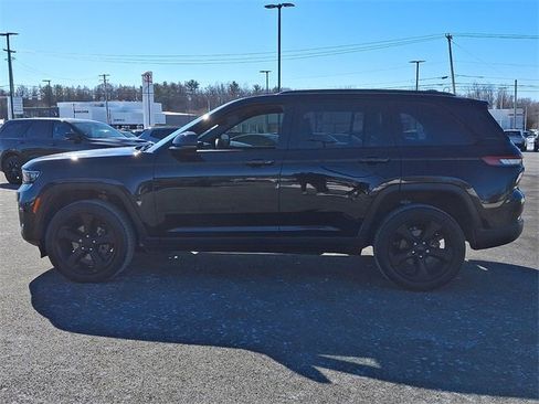 Used 2023 Jeep Grand Cherokee Altitude image 7