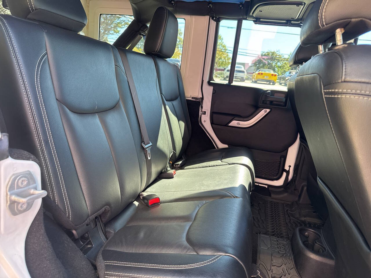 Used 2015 Jeep Wrangler Unlimited Rubicon w/ Connectivity Group AWD/4WD image 12