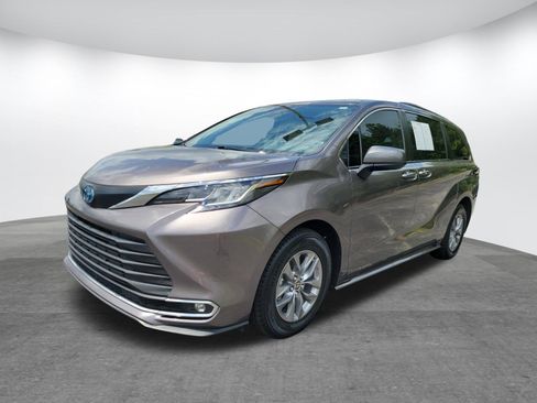 Used 2022 Toyota Sienna XLE w/ XLE Plus Package FWD image 23