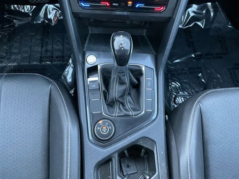 Used 2022 Volkswagen Tiguan SE w/ Panoramic Sunroof Package image 18