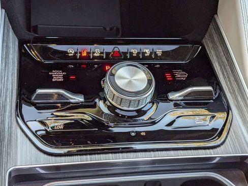 New 2024 Jeep Wagoneer L Series II w/ Convenience Group I image 30