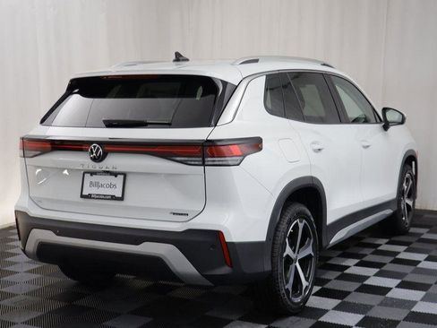 New 2025 Volkswagen Tiguan SE w/ Panoramic Sunroof Package image 17