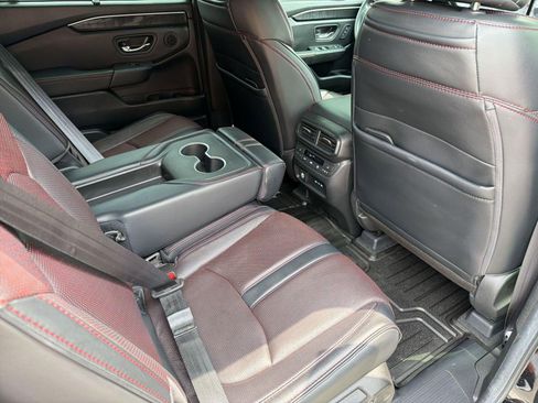 Used 2025 Honda Pilot Black Edition image 30