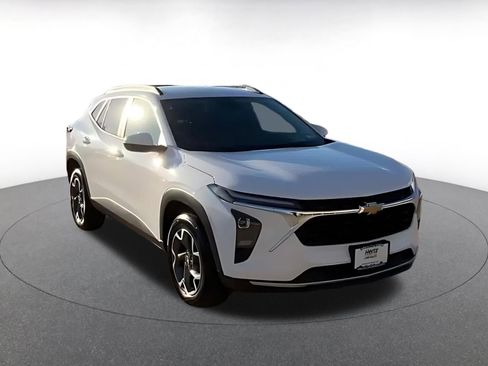 Used 2025 Chevrolet Trax LT image 3