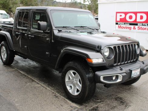 Used 2023 Jeep Gladiator Sport image 3