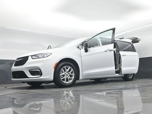 Used 2024 Chrysler Pacifica Touring-L FWD image 69