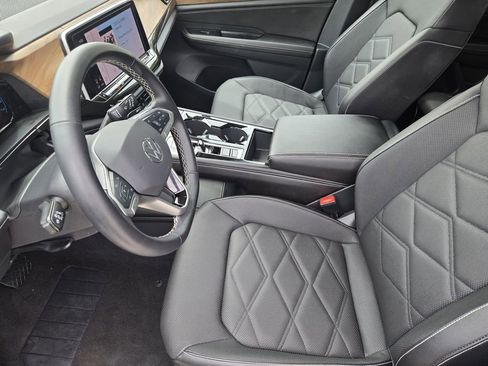 Used 2025 Volkswagen Atlas SE FWD image 18