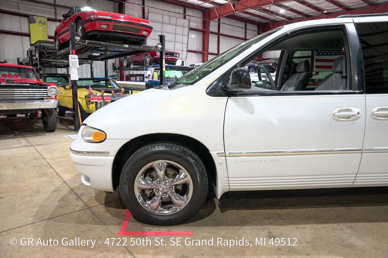 Used 1997 Chrysler Town & Country LXi FWD image 3