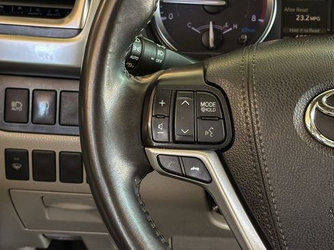 Used 2019 Toyota Highlander XLE FWD image 19