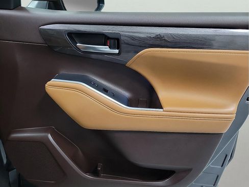 Certified 2022 Toyota Highlander Platinum image 16