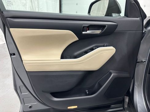 Used 2025 Toyota Highlander XLE image 8
