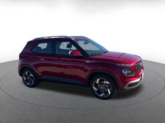 Used 2025 Hyundai Venue SEL video 2