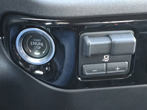 Used 2025 Chevrolet Silverado 1500 ZR2 w/ Technology Package image 31