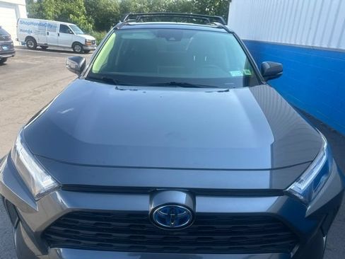 Used 2022 Toyota RAV4 XLE w/ Convenience Package AWD/4WD image 3