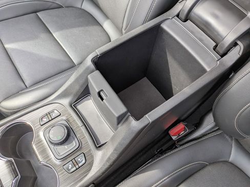 Certified 2023 GMC Acadia SLT w/ Preferred Package image 24