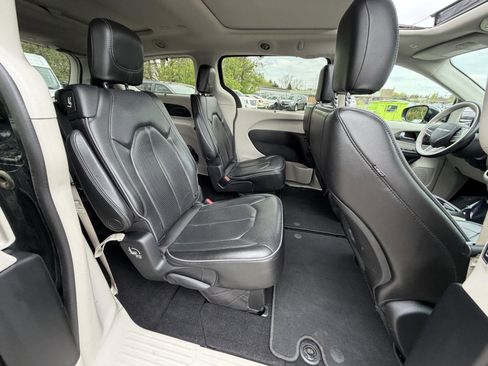 Used 2019 Chrysler Pacifica Limited FWD image 31