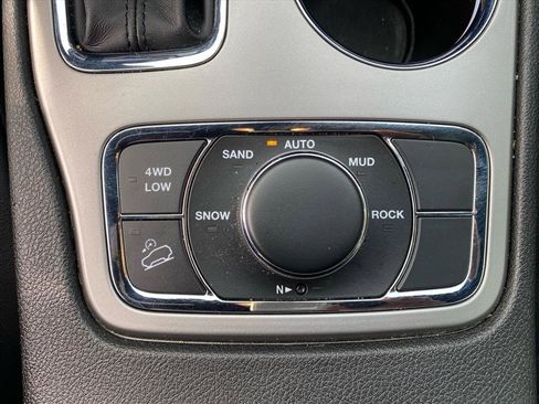 Used 2022 Jeep Grand Cherokee Laredo X image 13