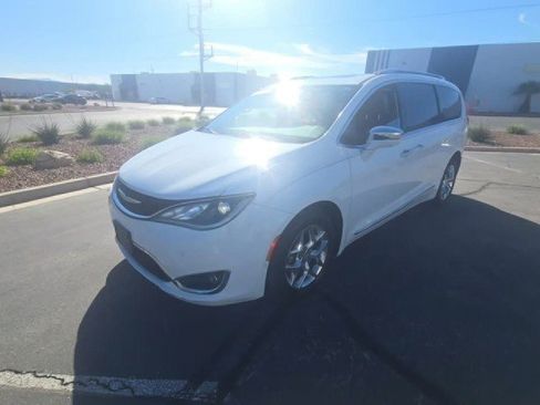 Used 2017 Chrysler Pacifica Limited image 1