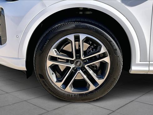 Certified 2025 Audi Q5 Premium w/ Convenience Package image 9