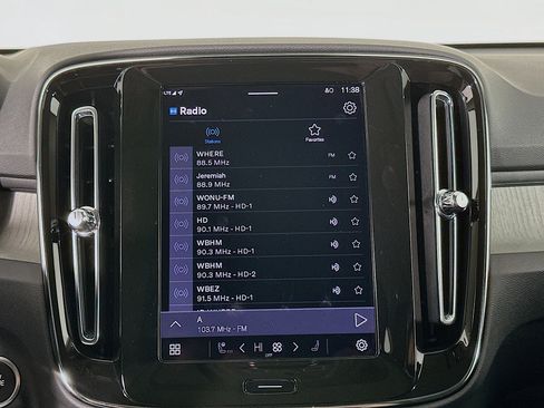 Used 2025 Volvo XC40 B5 Plus image 21