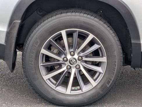 Used 2019 Toyota Highlander XLE image 11