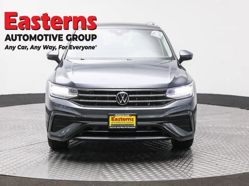 Used 2022 Volkswagen Tiguan SE w/ Panoramic Sunroof Package image 2