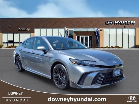 Used 2025 Toyota Camry SE FWD image 2