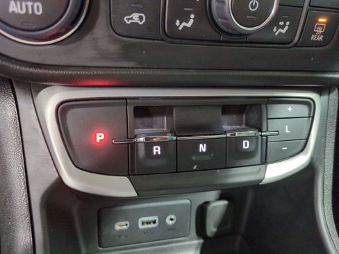 Used 2023 GMC Terrain SLE w/ Driver Convenience Package image 32