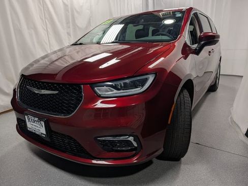 Used 2023 Chrysler Pacifica Touring-L AWD/4WD image 6