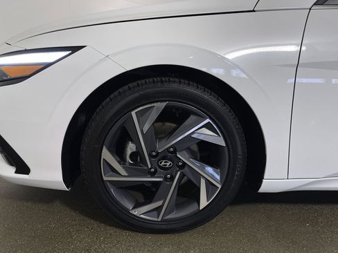 Certified 2025 Hyundai Elantra SEL FWD image 11