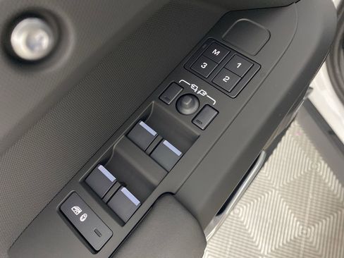 Used 2025 Land Rover Defender 110 S image 10