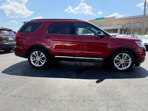 Used 2018 Ford Explorer XLT w/ Equipment Group 202A FWD image 2