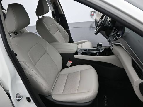 Used 2024 Nissan Altima 2.5 SL FWD image 7