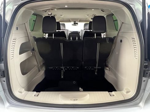 Used 2023 Chrysler Pacifica Touring-L FWD image 14