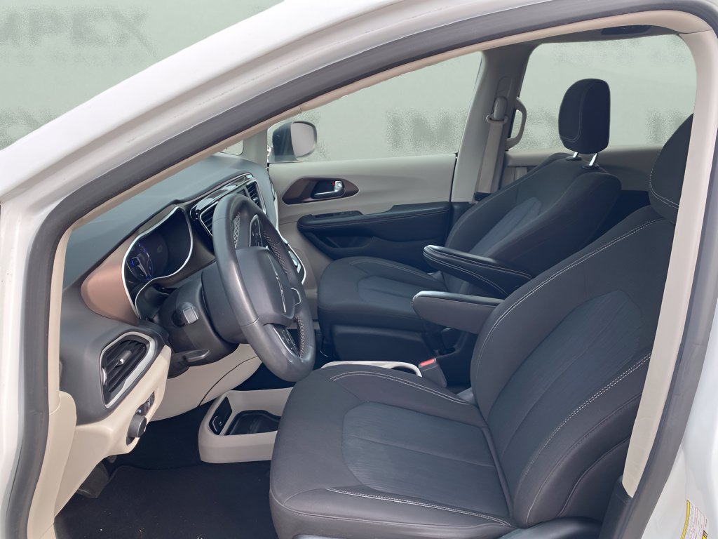 Used 2023 Chrysler Voyager LX FWD image 9