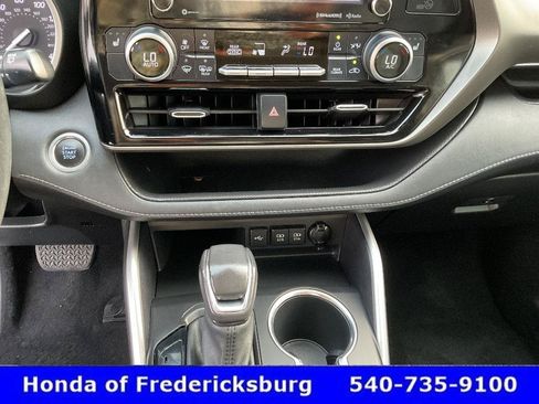 Used 2021 Toyota Highlander XLE AWD/4WD image 32