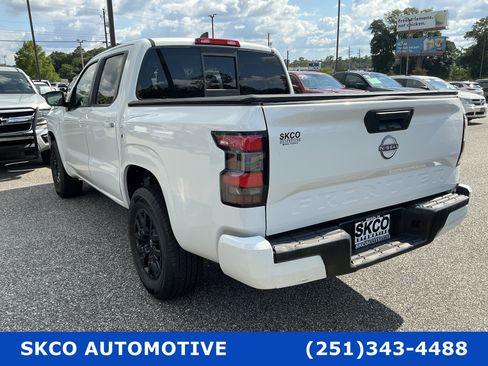 Used 2022 Nissan Frontier SV AWD/4WD image 3