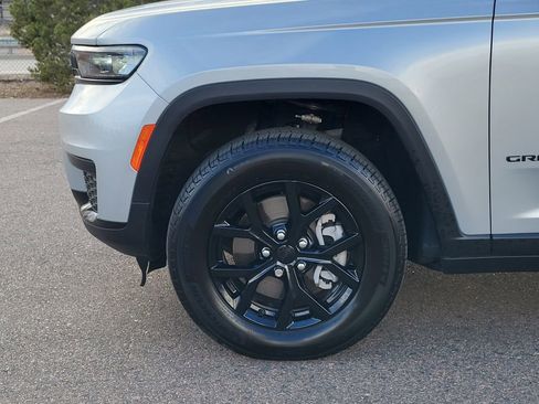 Used 2025 Jeep Grand Cherokee L Altitude image 11