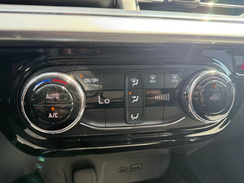 Used 2025 Chevrolet Trax LT FWD image 23