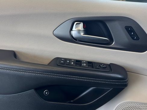 Used 2023 Chrysler Pacifica Touring-L FWD image 11