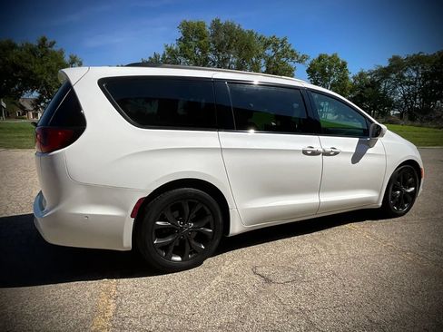 Used 2018 Chrysler Pacifica Touring-L Plus w/ Advanced Safetytec Group FWD image 5