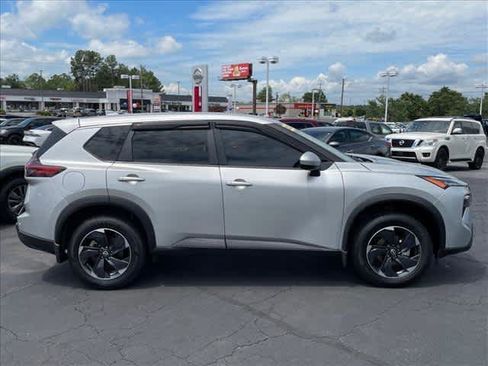 Used 2024 Nissan Rogue SV FWD image 2