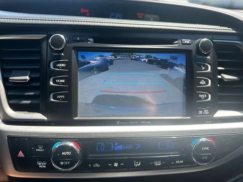Used 2018 Toyota Highlander XLE FWD image 19