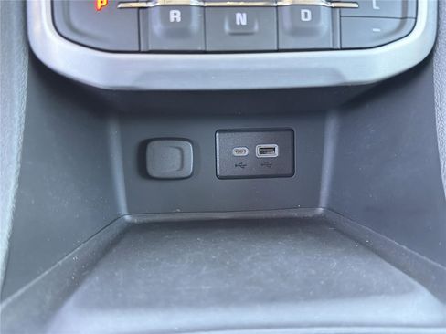 Used 2023 GMC Acadia SLE w/ Driver Convenience Package FWD image 9